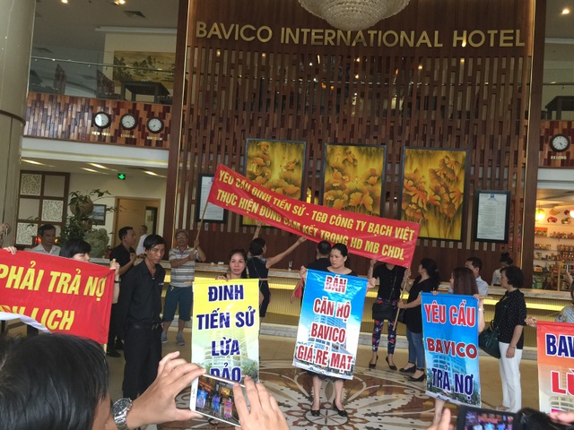 Khánh Hòa: Chủ nhân nhiều căn hộ du lịch tại Bavico "tố" nhà bị đột nhập trái phép - 1
Khách hàng của Công ty Bạch Việt tụ tập phản đối chủ đầu tư