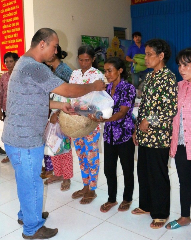 Hoa hậu Đại Dương và Á khôi Nam bộ trao quà cho bà con Khmer nghèo - 3 Anh Nguyễn Thành Phương – Chủ quầy hàng miễn phí cho người nghèo trao quà cho bà con Khmer ở Trà Vinh