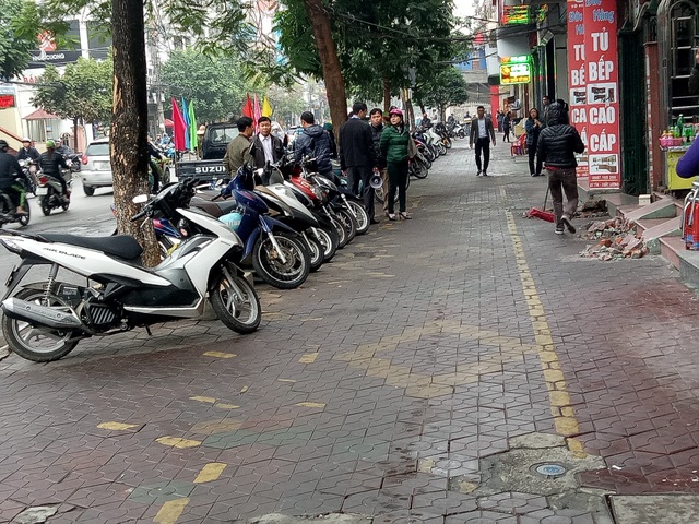 Hải Phòng: Cẩu xe, phá tường lấy lại vỉa hè cho người đi bộ - 6
Vỉa hè thông thoáng hơn sau khi ra quân.