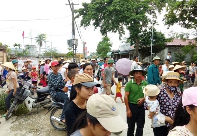 Sẽ đối thoại với người dân phản đối sáp nhập trường - 1 Người dân tập trung phản đối việc sáp nhập trường