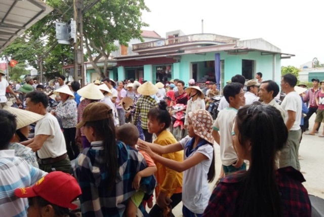 Hàng trăm người dân tập trung phản đối sáp nhập trường - 1 Người dân tập trung phản đối sáp nhập trường