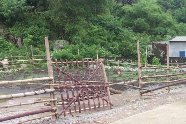 Vụ đường vào danh thắng bị rào chắn: Đề nghị thành phố thu hồi đất để mở đường - 1 Việc đường vào động Tiên Sơn bị rào chắn khiến người dân và du khách gặp nhiều khó khăn khi muốn tham quan danh thắng này