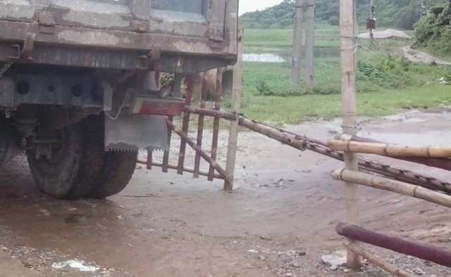 Đường vào danh thắng bị rào chắn - 2 Xe tải đậu đỗ phía trước cửa cổng ra vào thửa đất 274