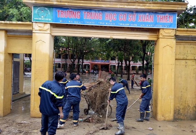 Nhiều vùng vẫn ngập sâu, cảnh sát cứu hỏa giúp dân chống "giặc nước" - 6 Nhiều vùng vẫn ngập sâu, cảnh sát cứu hỏa giúp dân chống "giặc nước" - 6