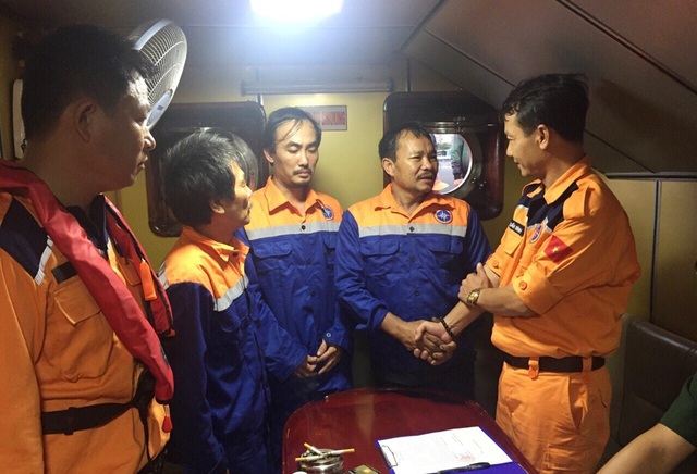 Cứu tàu cá cùng 3 ngư dân gặp nạn trên đường chạy bão - 2 3 ngư dân (áo xanh) bị nạn trên đường tránh bão đã bày tỏ sự xúc động sau khi được ứng cứu an toàn