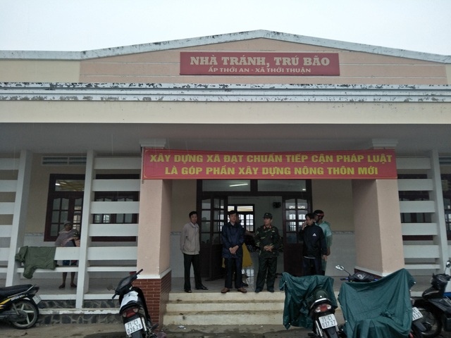 Ngay sau Noel, người miền Tây nháo nhào chạy bão - 14 Lực lượng chức năng hỗ trợ nhân dân tránh trú bão số 16 (Ảnh: Minh Giang)
