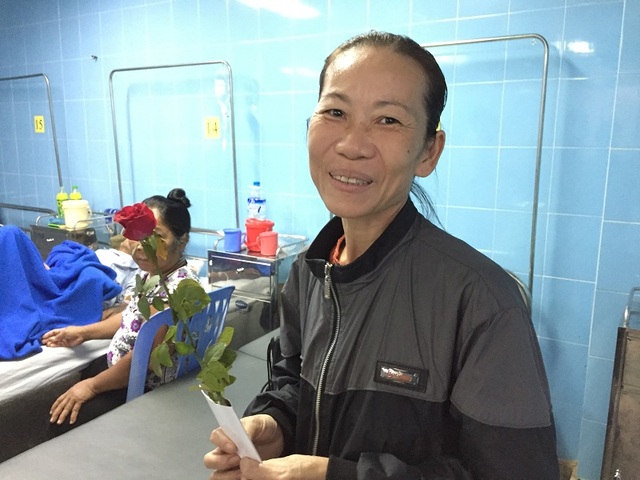 Niềm vui bất ngờ đến với các nữ bệnh nhân trong ngày của "phái đẹp" - 2 Niềm vui của một nữ bệnh nhân khi được tặng hoa chúc mừng