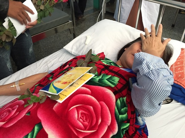 Niềm vui bất ngờ đến với các nữ bệnh nhân trong ngày của "phái đẹp" - 7 Nhiều bệnh nhân đã xúc động bật khóc khi nhận được món quà đầy bất ngờ trong ngày tôn vinh phụ nữ
