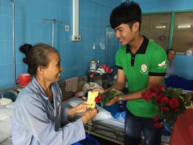 Niềm vui bất ngờ đến với các nữ bệnh nhân trong ngày của "phái đẹp" - 1 Các thành viên CLB Nét bút xanh miền Trung mang niềm vui đến cho các bệnh nhân nữ đang điều trị tại Bệnh viện Hữu nghị Việt Nam - Cu Ba Đồng Hới