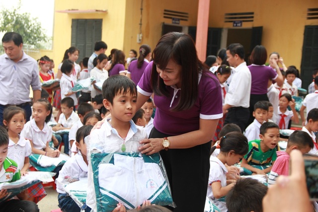 Hàng trăm chiếc áo ấm đến với học sinh vùng lũ - 2 Dù là món quà nhỏ nhưng là cả tấm lòng của tập thể giáo viên, học sinh và phụ huynh của nhà trường