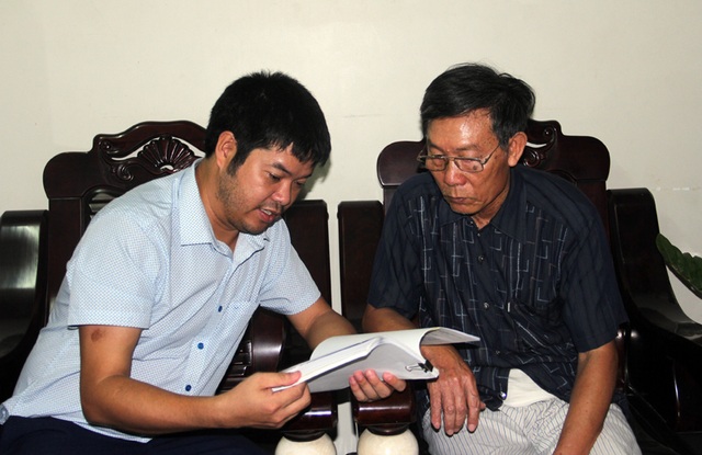 
PV Dân trí làm việc với ông Nguyễn Hữu Định, người con trai duy nhất của ông Nguyễn Hữu Quỳ.
