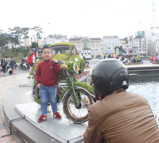 Du khách thích thú check-in với dàn xe cổ bằng hoa - 12 Các em nhỏ tạo dáng dáng dễ thương bên những chiếc xe hoa