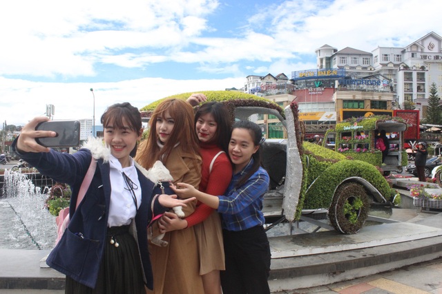 Du khách thích thú check-in với dàn xe cổ bằng hoa - 14
Selfie bên xe hoa.