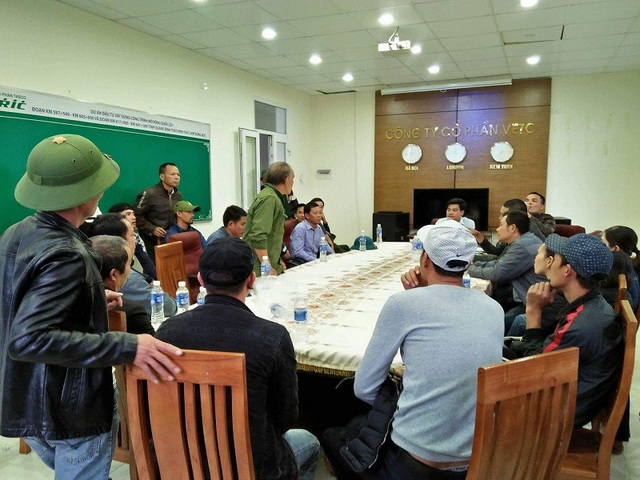 Quảng Bình: Dân bức xúc vây trạm thu phí, Quốc lộ 1A ùn tắc nghiêm trọng - 3 Đại diện Trạm thu phí Tasco đối thoại với người dân