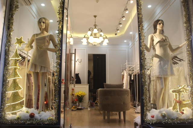 Thu chục triệu đồng/ngày nhờ bán đồ trang trí mùa Giáng sinh - 2
Cửa hàng quần áo này tốn gần 3 triệu đồng để mua đồ trang trí Giáng sinh năm nay. (Ảnh: Hồng Vân)