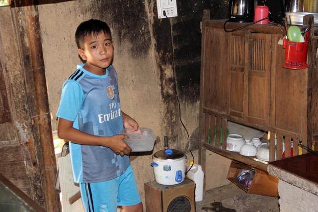 "Bố mất rồi, mẹ đừng bỏ con đi nữa mẹ ơi !" - 9 Em Ninh rất cần sự sẻ chia của các tấm lòng gần xa, để em có thêm kinh phí lo toan thuốc men cho mẹ và nuôi hi vọng tiếp tục được đến trường theo học.
