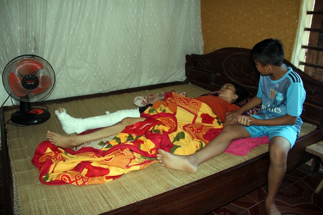 "Bố mất rồi, mẹ đừng bỏ con đi nữa mẹ ơi !" - 5 Nghĩ đến ngày chị sẽ xa các con, chị Luận ngoảnh mặt vào tường, không dám nhìn mặt con trai.