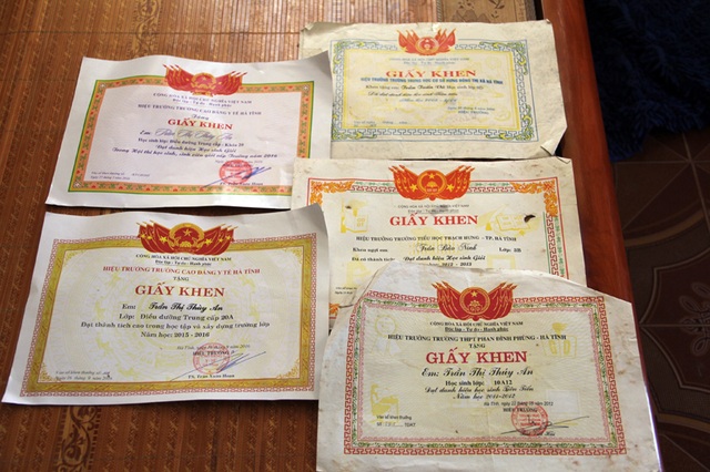 "Bố mất rồi, mẹ đừng bỏ con đi nữa mẹ ơi !" - 7 "Bố mất rồi, mẹ đừng bỏ con đi nữa mẹ ơi !" - 7