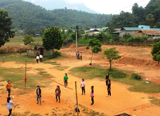 Đường điện trung thế “lơ lửng” trên đầu hàng trăm học sinh, giáo viên - 2 Đường điện chạy qua khu thể dục thể thao của nhà trường - nơi hàng ngày học sinh vẫn thường vui chơi, học tập