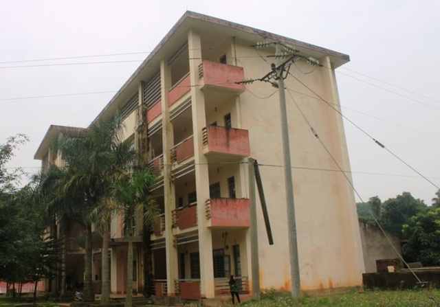Đường điện trung thế “lơ lửng” trên đầu hàng trăm học sinh, giáo viên - 3 Đường điện có chiều cao thấp hơn so với công trình của nhà trường