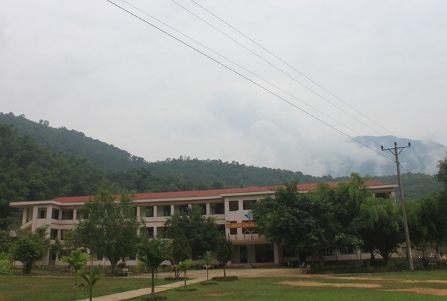 Đường điện trung thế “lơ lửng” trên đầu hàng trăm học sinh, giáo viên - 1 Đường điện trung thế 35KV xuyên qua trường THPT Quan Sơn 2
