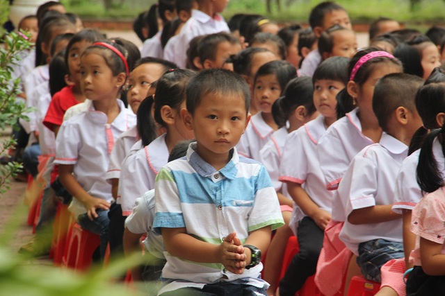 Trẻ em nơi từng trong "tâm bão" háo hức đón Trung thu - 4
Những ánh mắt bỡ ngỡ của các em học sinh khi được nhà trường thông báo tập trung giữa sân trường để nhận quà Trung thu.