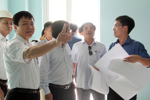 Tòa Quốc môn trăm tỷ gây băn khoăn vì thiết kế bất cập - 7
Ông Phan Thăng Long, Phó BQL KKT tỉnh phụ trách KKT Cầu Treo lo ngại, tòa nhà sẽ phải tốn kém rất nhiều tiền điện một khi đưa vào sử dụng.