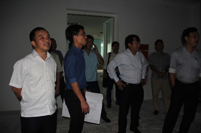 Tòa Quốc môn trăm tỷ gây băn khoăn vì thiết kế bất cập - 6
Bên ngoài trởi nắng, rất quang đãng, nhưng bên trong tòa nhà tối om như thế này.