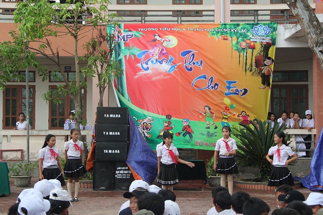 Trẻ em nơi từng trong "tâm bão" háo hức đón Trung thu - 5 Một tiết mục văn nghệ do các em học sinh của nhà trường biểu diễn.