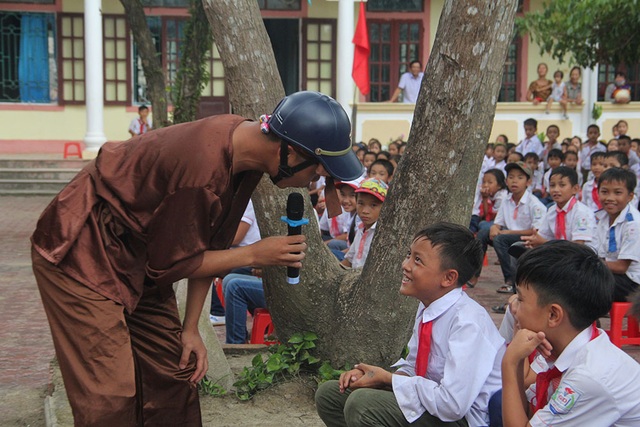 Trẻ em nơi từng trong "tâm bão" háo hức đón Trung thu - 8 Một em học sinh trả lời câu hỏi của chú Cuội để nhận phần quà hấp dẫn.