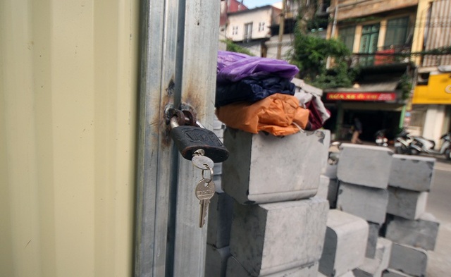 Hà Nội: Phố bích họa Phùng Hưng ngổn ngang vì tạm dừng vẽ tranh - 9
Dự án tạm dừng, cửa rào tôn đóng kín, đát làm vỉa hè chất đống... chờ đợi.