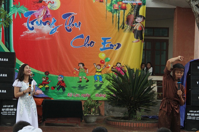 Trẻ em nơi từng trong "tâm bão" háo hức đón Trung thu - 6 Các nhà hảo tâm còn dẫn theo cả chú Cuội, chị Hằng đến để tăng thêm niềm vui cho các em nhỏ.