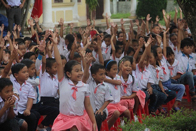 Trẻ em nơi từng trong "tâm bão" háo hức đón Trung thu - 10
Các em học sinh háo hức giơ tay trả lời câu hỏi của chú Cuội để được nhận quà.