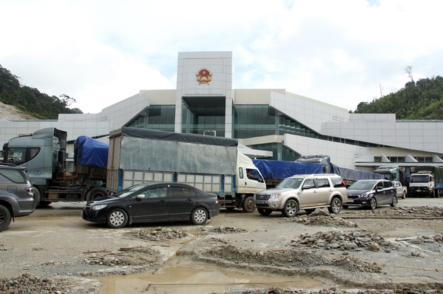 Tòa Quốc môn trăm tỷ gây băn khoăn vì thiết kế bất cập - 2 Tòa nhà liên hợp, cũng là là Quốc môn tại Cửa khẩu Quốc tế Cầu Treo nối với nước bạn Lào còn quá ngổn ngang dù đã sắp bàn giao.
