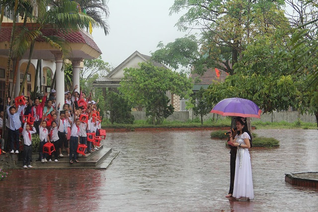 Trẻ em nơi từng trong "tâm bão" háo hức đón Trung thu - 11 Buổi trao quà cho các em gặp mưa, nhưng vì sự háo hức của các em nhỏ, chú Cuội và chị Hằng đứng dưới mưa để tiếp tục trò chuyện với các em.