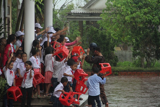 Trẻ em nơi từng trong "tâm bão" háo hức đón Trung thu - 12 Chú Cuội đội mưa đến trao quà cho các em nhỏ.