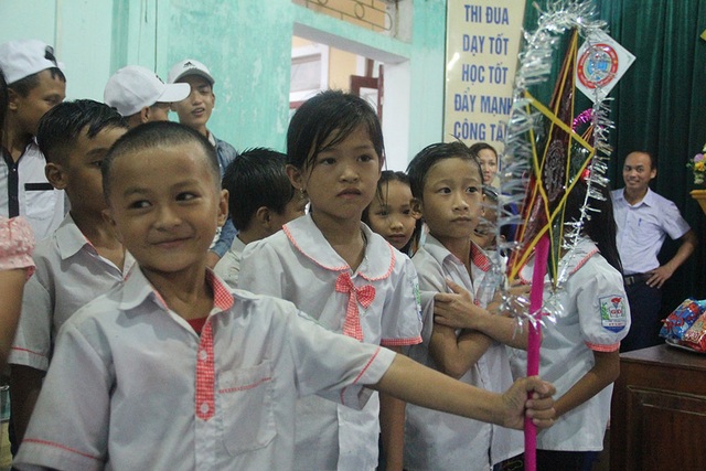 Trẻ em nơi từng trong "tâm bão" háo hức đón Trung thu - 16 Niềm hạnh phúc của các em học sinh ở đây khi được nhận đèn ông sao và phá cỗ.