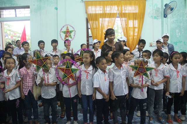 Trẻ em nơi từng trong "tâm bão" háo hức đón Trung thu - 15 Trẻ em nơi từng trong "tâm bão" háo hức đón Trung thu - 15