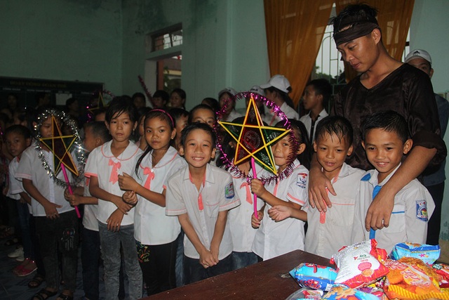 Trẻ em nơi từng trong "tâm bão" háo hức đón Trung thu - 14 Trẻ em nơi từng trong "tâm bão" háo hức đón Trung thu - 14