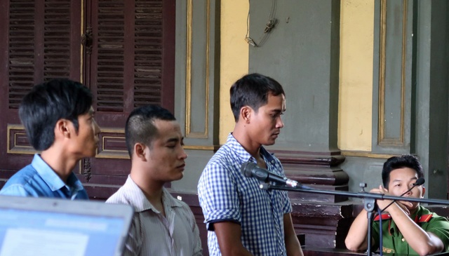 Giết người sau chầu nhậu, 3 chú cháu lãnh án - 1 Các bị cáo tại phiên tòa.