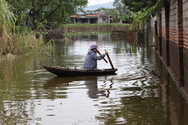 Dân Thủ đô nuôi lợn trong nhà, đánh cá giữa đường - 1
Nhiều nơi nước vẫn ngập sâu, việc đi lại vẫn phải bằng thuyền.