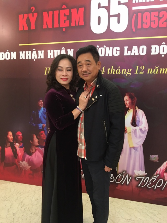 NSƯT Quốc Khánh sẽ không đóng Ngọc Hoàng trong Táo Quân 2018? - 3 Nghệ sĩ Quốc Khánh và nghệ sĩ Thuý Phương trong lễ kỷ niệm 65 năm thành lập Nhà hát Kịch Việt Nam diễn ra sáng 14/12. Ảnh: Tùng Long.