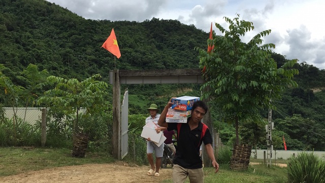 Mang Trung thu đến với trẻ em vùng lòng hồ thủy điện Bản Vẽ - 3
Và những món quà được mang từ bến thuyền lên địa điểm tập kết gần 300m, phải leo dốc, đường đất đá lởm chởm khá vất vả.