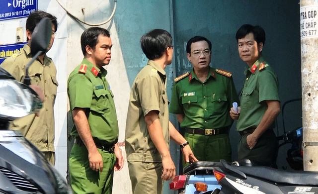 Vụ 3 người trong gia đình tử vong: Nghi án siết cổ giết vợ con rồi tự sát - 3 Đại tá Lê Anh Tuấn, Trưởng Công an quận Thủ Đức (người đứng thứ 2 từ phải qua) có mặt trực tiếp chỉ đạo công tác khám nghiệm hiện trường, điều tra vụ việc.