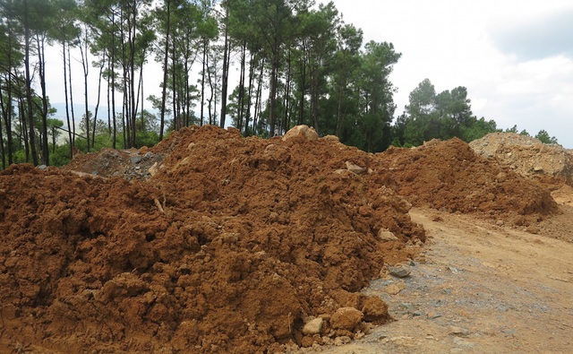 Đất dự án đường du lịch núi Đại Huệ bồi lấp... 40 hộ dân kêu cứu! - 10 Đất từ trên núi cao do “Dự án đường du lịch sinh thái núi Đại Tuệ” gây ra mỗi khi mưa lũ diễn ra.