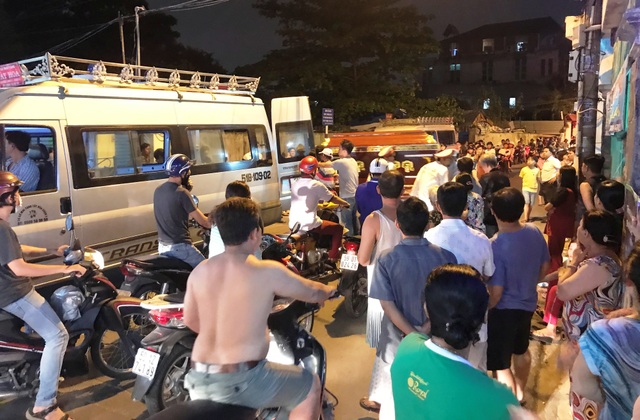 Vụ 3 người trong gia đình tử vong: Nghi án siết cổ giết vợ con rồi tự sát - 2 Người dân địa phương bàng hoàng khi chứng kiến 3 chiếc xe tang đưa quan tài các nạn nhân về nhà để lo hậu sự.