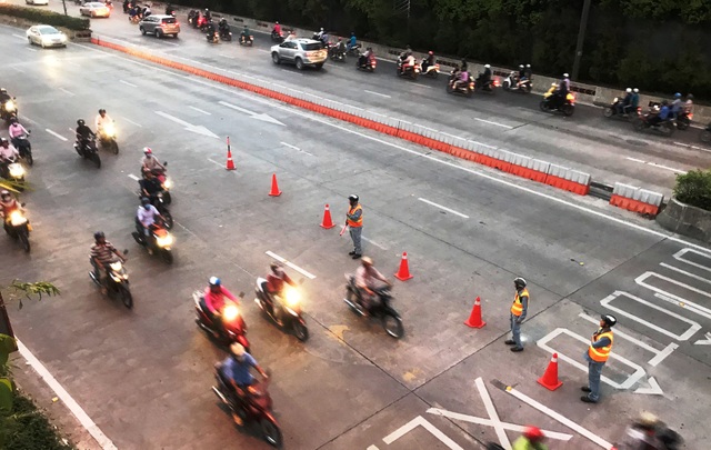 “Giải cứu” ùn tắc hầm Thủ Thiêm: Giờ cao điểm thông thoáng - 1 Lực lượng thuộc nhân viên Quản lý Đường hầm Thủ Thiêm tiến hành điều tiết, phân luồng giao thông trước cửa hầm vào giờ cao điểm chiều 13/12.