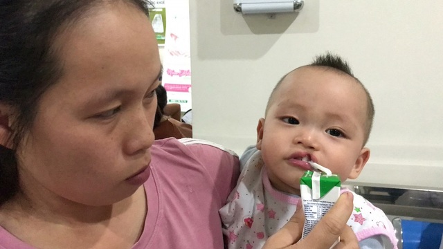 “Thế là từ nay con tôi sẽ có nụ cười tươi rồi” - 4 Hở hàm ếch đối với cháu Cao Văn Thính 11 tháng tuổi nên gặp khó khăn khi cho ăn uống.
