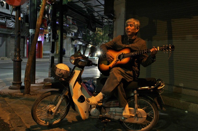 Tiếng đàn guitar mời khách lúc 0h của bác tài xe ôm trên phố cổ - 2 Tiếng đàn guitar mời khách lúc 0h của bác tài xe ôm trên phố cổ - 2