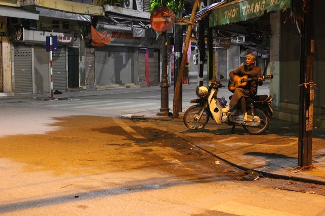 Tiếng đàn guitar mời khách lúc 0h của bác tài xe ôm trên phố cổ - 4 Tiếng đàn guitar mời khách lúc 0h của bác tài xe ôm trên phố cổ - 4
